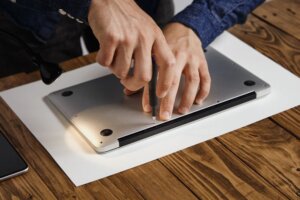 Read more about the article MacBook當機怎麼辦：為什麼會發生以及如何修復它